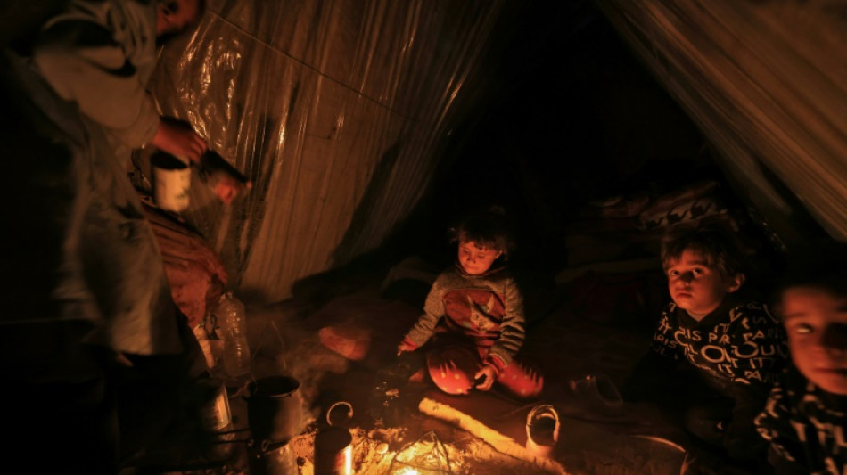Em tendas prec&aacute;rias, deslocados de Gaza lutam contra o frio queimando pl&aacute;sticos