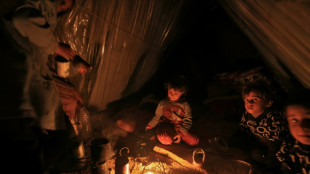 Em tendas prec&aacute;rias, deslocados de Gaza lutam contra o frio queimando pl&aacute;sticos