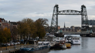 Desarmarán temporalmente un puente histórico en Róterdam para permitir el paso al yate de Bezos