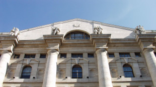 Borsa: Milano gira in rialzo, corre Unipol +2%