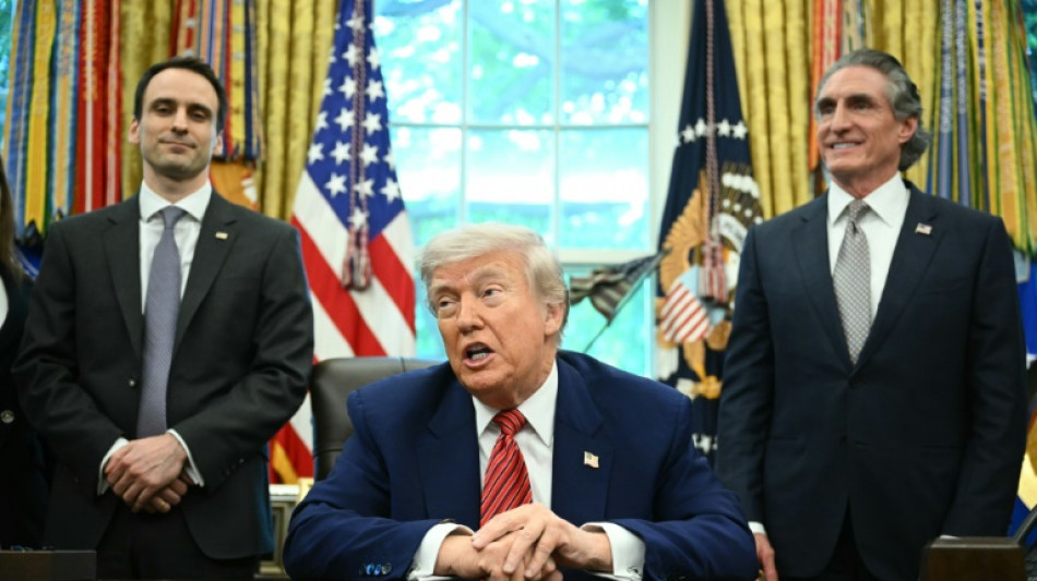 Trump reaviva su guerra comercial contra la UE y amenaza a los fabricantes de celulares
