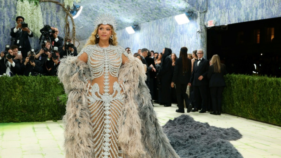  Stars pr&auml;sentieren sich bei Met-Gala in New York in ausgefallenem Stil 