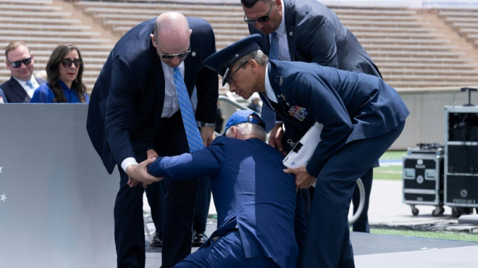 Biden stürzt auf Bühne bei Air-Force-Graduiertenfeier