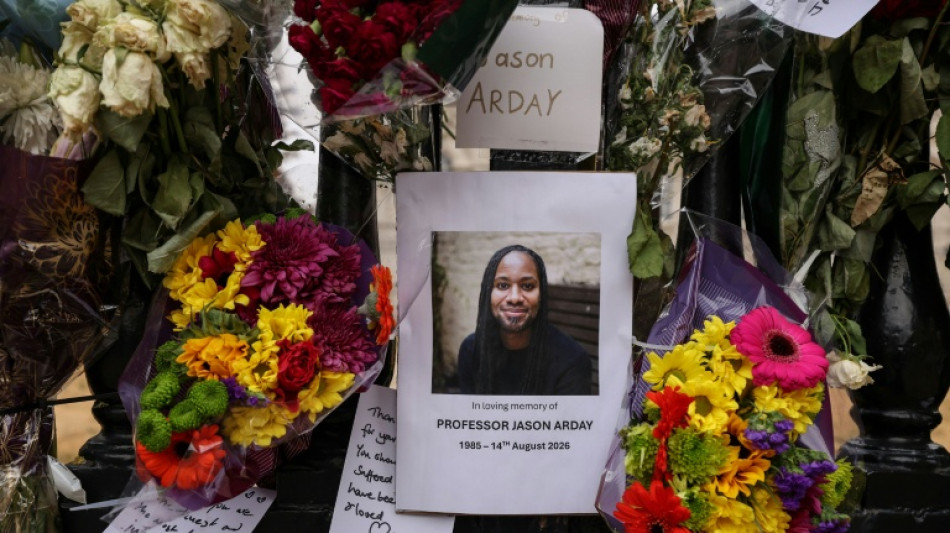  La prensa brit&aacute;nica, se&ntilde;alada con el dedo tras la muerte del profesor negro de Cambridge 