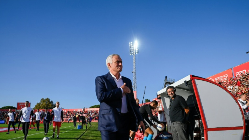Mourinho celebrates Benfica return with convincing win