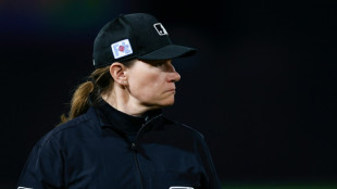 Jen Pawol se torna a 1&ordf; mulher a arbitrar na liga americana de beisebol