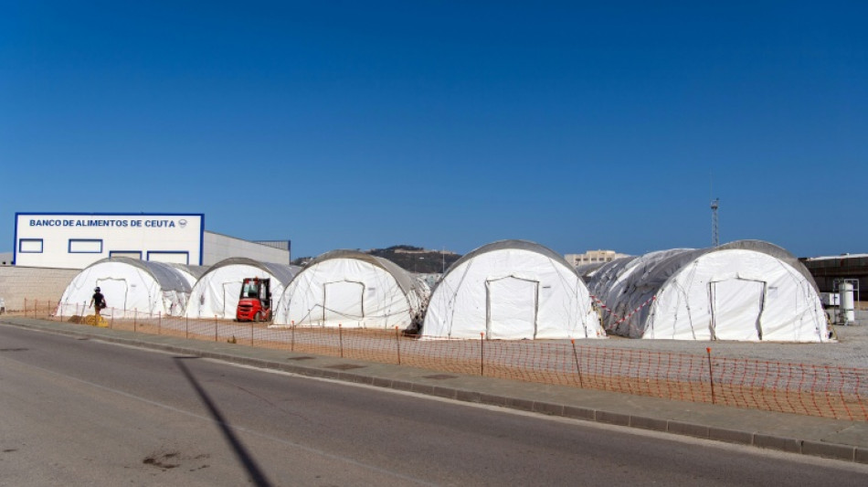  Ceuta-Krise: An Str&auml;nden ausharrende Migranten in Zeltlager gebracht 