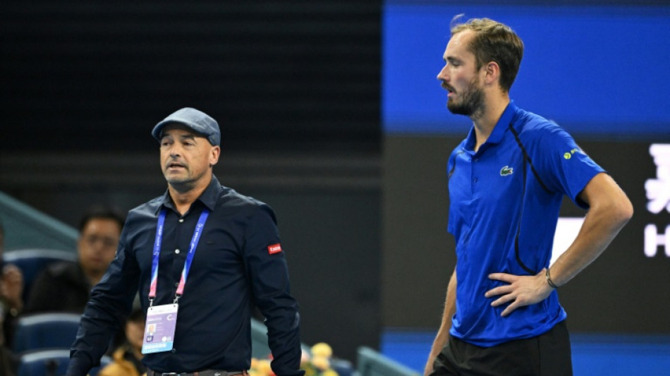  Medvedev &eacute; desclassificado em Pequim por acertar bolada em espectador e Djokovic vai &agrave; final 
