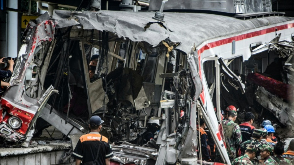  El saldo de muertes por el choque de dos trenes en Indonesia sube a 16, todas mujeres 