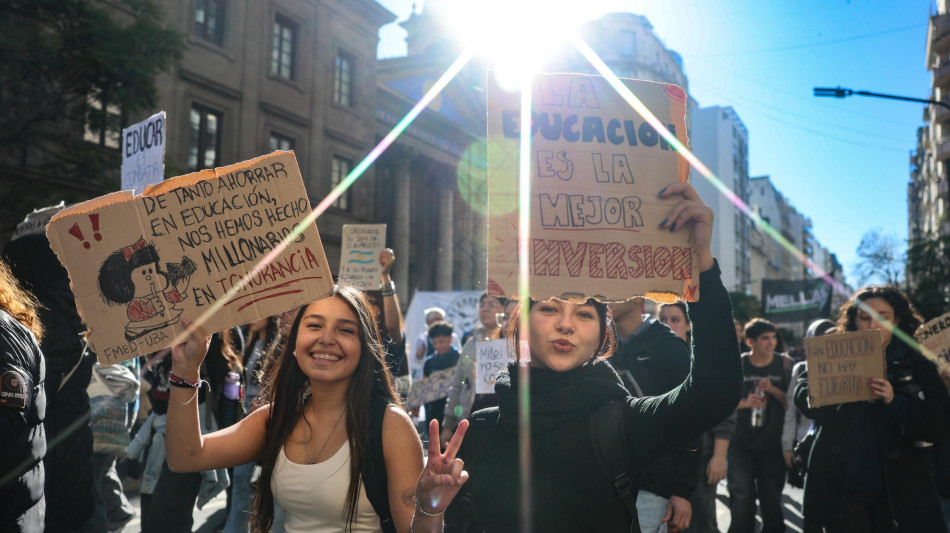  Nuova protesta delle universit&agrave; pubbliche in Argentina contro i tagli del governo 