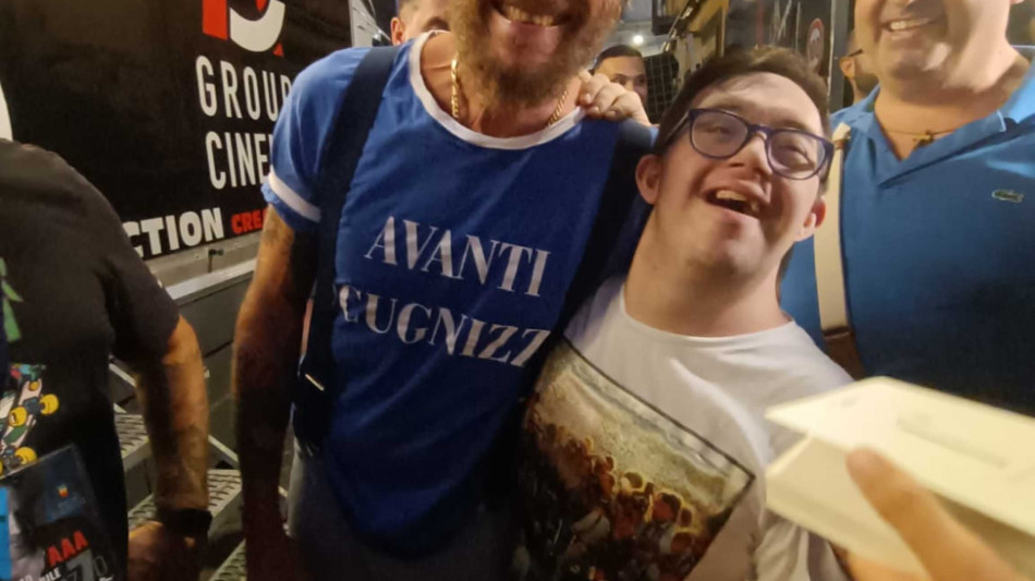 Abbraccio fra Jovanotti e Antonio, se la sindrome di Down unisce