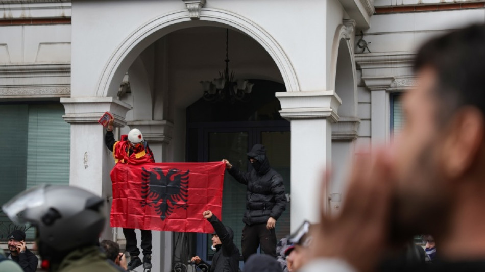  Arrinconado por las protestas, el primer ministro alban&eacute;s amenaza con multar a los manifestantes 