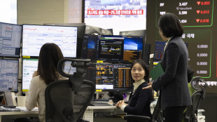 Borsa: l'Asia chiude in calo con il dollaro debole e il peso sull'export