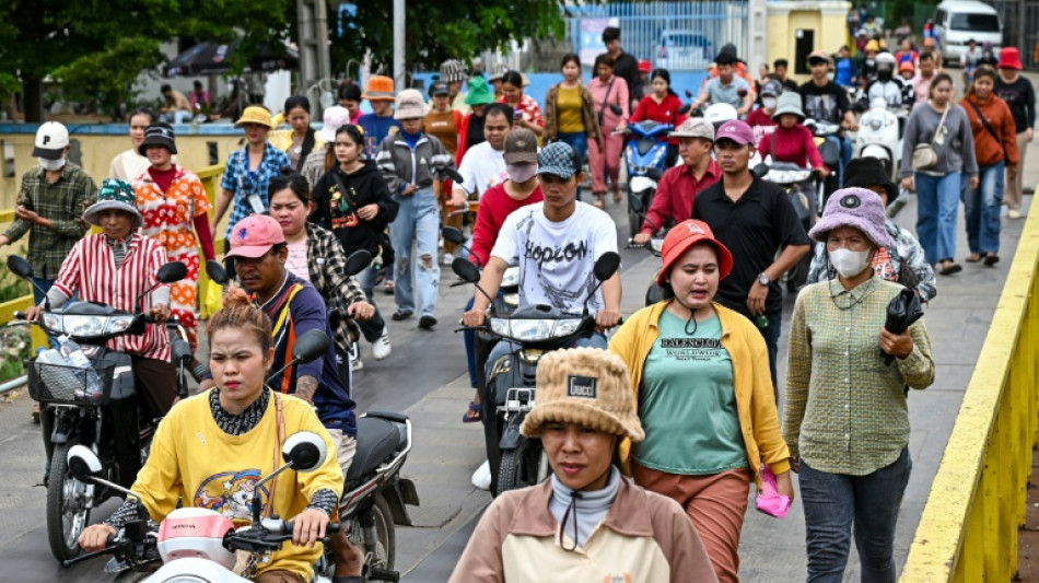 Trabalhadores do setor têxtil do Camboja se preocupam com tarifas de Trump