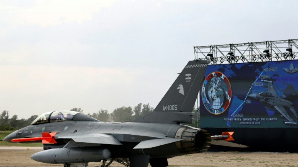 Milei apresenta caças F-16 que comprou da Dinamarca como 'anjos da guarda' da Argentina