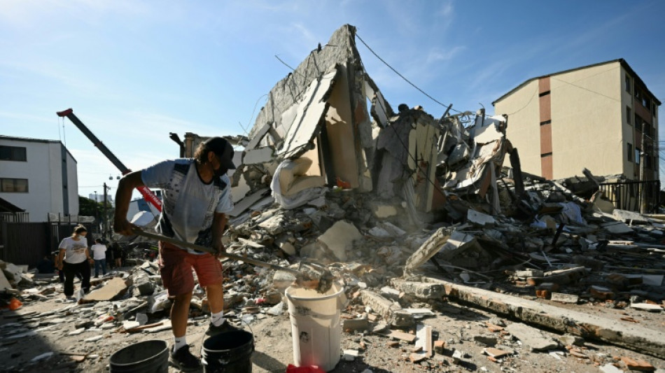  Socorristas buscan a sobrevivientes de potente terremoto en Colombia 