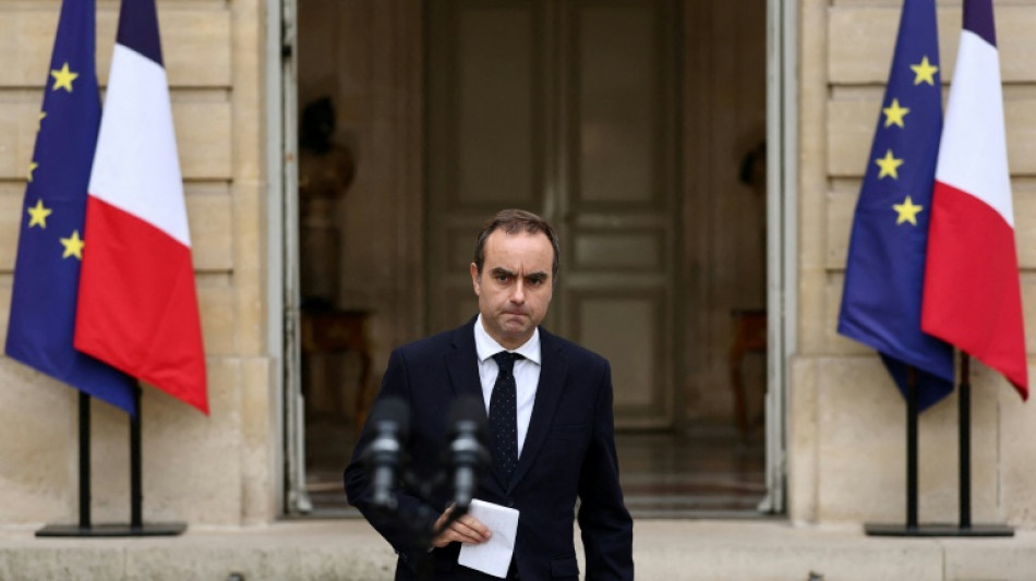 La dimisión de su primer ministro pone bajo presión a Macron en Francia