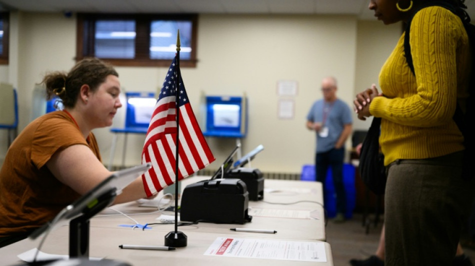  Democratas votam em estados-chave dos EUA em meio a disputa ideol&oacute;gica interna 