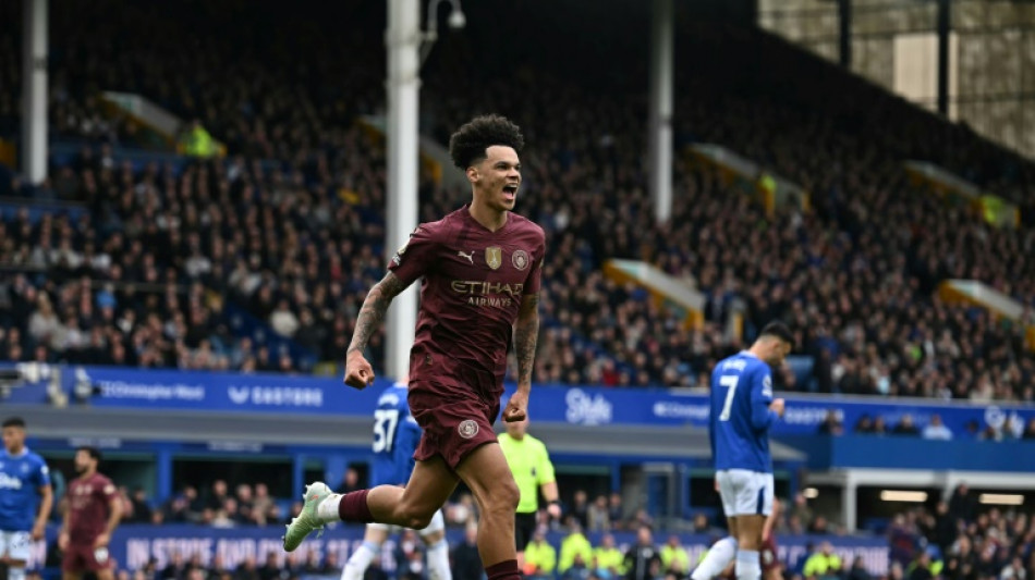 City vence Everton no fim (2-0) e segue firme na luta por vaga na Champions