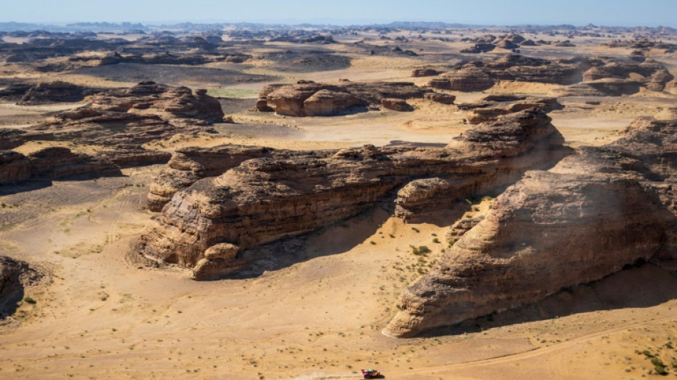 Sainz salva los muebles en el Dakar, pero Loeb sigue acer&aacute;ndose