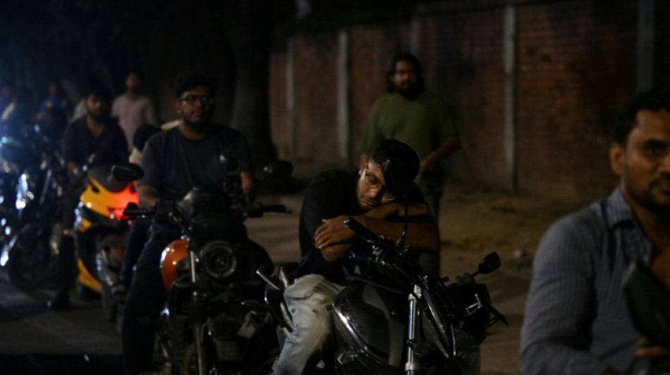 Crise de l'&eacute;nergie: au Bangladesh, les files d'attente devant les stations-service s'allongent encore 