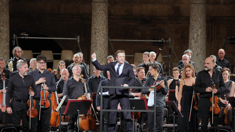Harding dirige l'Orchestra S.Cecilia con Bollani in piazza del Campo a Siena