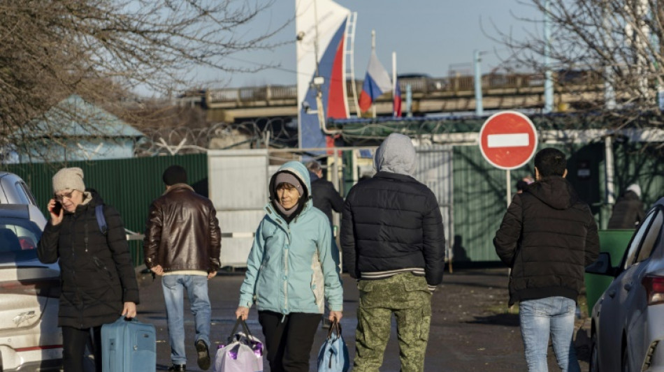 A la fronti&egrave;re russe, les &eacute;vacu&eacute;s des zones s&eacute;paratistes craignent le pire