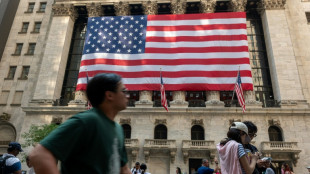 Wall Street termine en baisse, essouffl&eacute;e apr&egrave;s une semaine d'euphorie