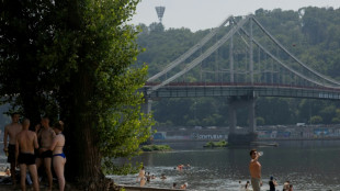 Para escapar del calor y olvidar la guerra, los habitantes de Kiev buscan refugio en la playa