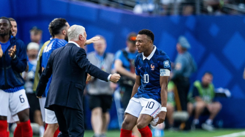  Jubel mit Deschamps: Frankreich l&auml;sst Schweden keine Chance 