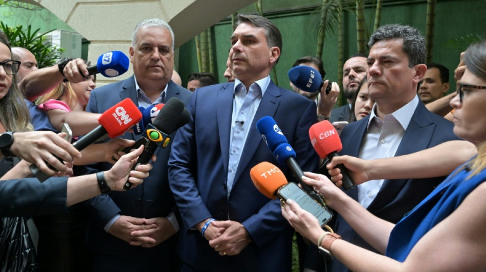  Fl&aacute;vio Bolsonaro elogia modelo de seguran&ccedil;a de Bukele ap&oacute;s reuni&atilde;o com ministro salvadorenho 