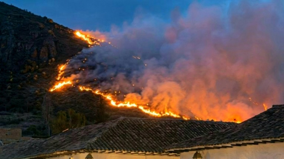  Waldbrand in Kolumbien bedroht bei Touristen beliebte Andenstadt Villa de Leyva 