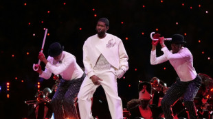 Usher estrela show do Super Bowl, mas Taylor Swift e Beyoncé roubam os holofotes
