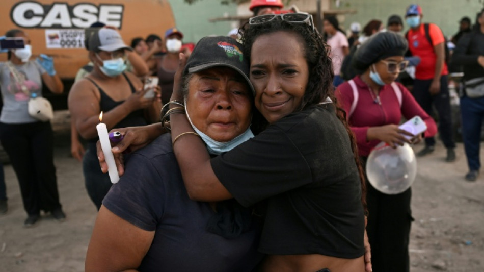  S&eacute;ismes au Venezuela: minute de silence au milieu des ruines, un mois apr&egrave;s la catastrophe 