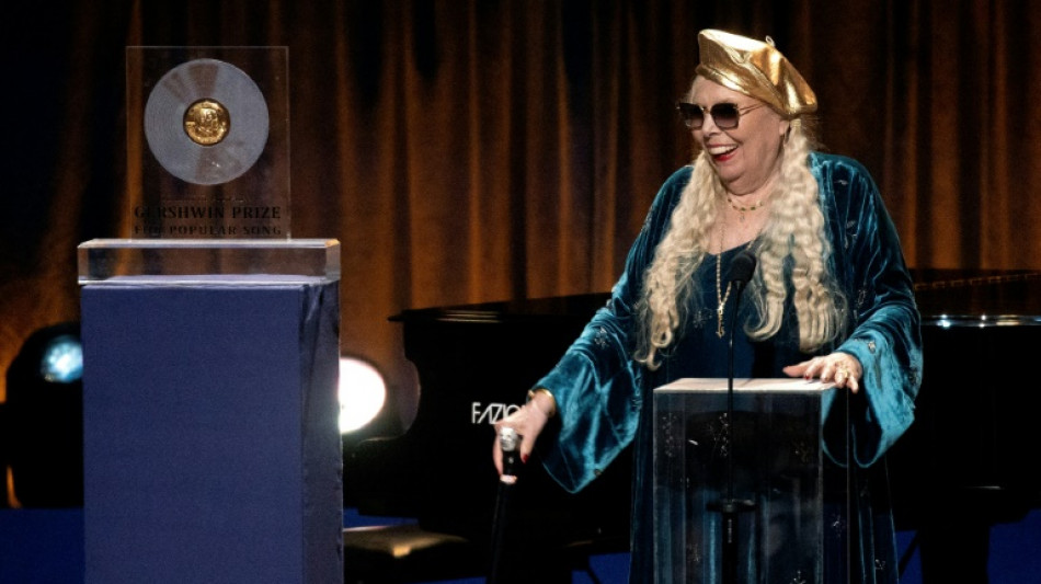 Ícono del folk Joni Mitchell recibe premio en gala llena de estrellas