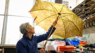 "Todo puede arreglarse": el mantra de una de las últimas reparadoras de paraguas de Europa