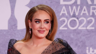 Popsängerin Adele ruft Fans zum Verzicht auf Schmeißen von Gegenständen auf 