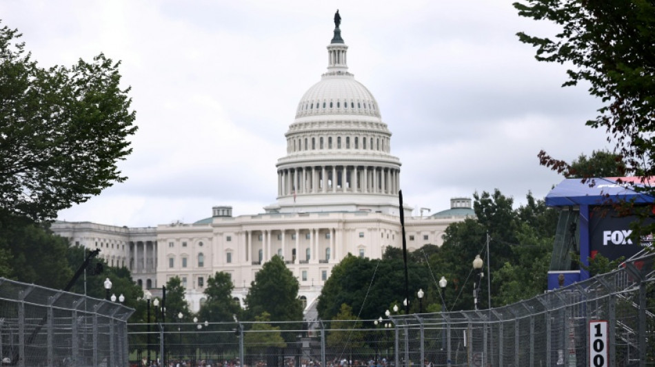  Trump acapara focos de la ins&oacute;lita carrera de autos en las calles de Washington 