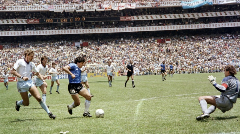  Quarenta anos depois da 'M&atilde;o de Deus' de Maradona, a gl&oacute;ria de Messi 