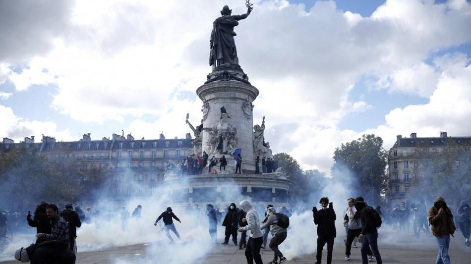  Macron, 'nessun posto alla violenza, chi distrugge e saccheggia verr&agrave; punito' 