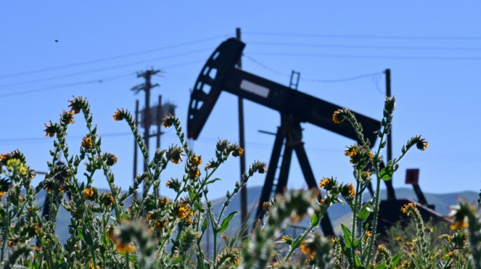  Stocks drop and oil rises as Hormuz hopes fade 