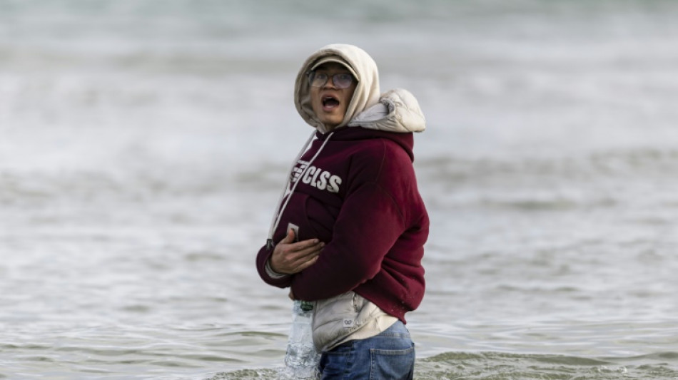 Entre lágrimas y rabia, migrantes intentan cruzar a Reino Unido desde una playa francesa