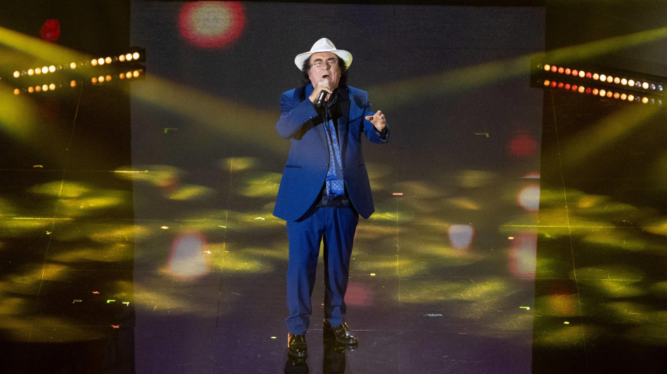 Al Bano a una fan svenuta, 'una dieta ci starebbe bene'