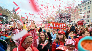 Straßenkarneval am Rhein erreicht mit Rosenmontagszügen seinen Höhepunkt