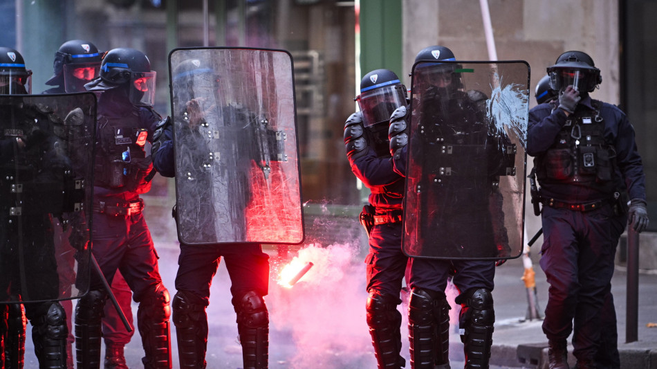 Due cortei non autorizzati dispersi a Parigi e incidenti a Lione e Marsiglia, 61 fermi