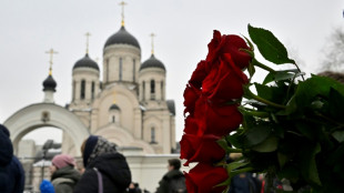 Rund 200 Unterstützer Nawalnys versammeln sich vor Trauerfeier vor Moskauer Kirche