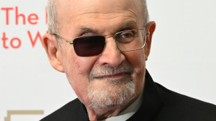 Salman Rushdie reaparece em público em Nova York nove meses após ataque