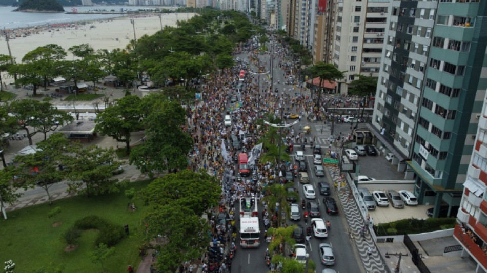 Dernier hommage &agrave; Pel&eacute; au Br&eacute;sil: cort&egrave;ge fun&egrave;bre dans les rues de Santos