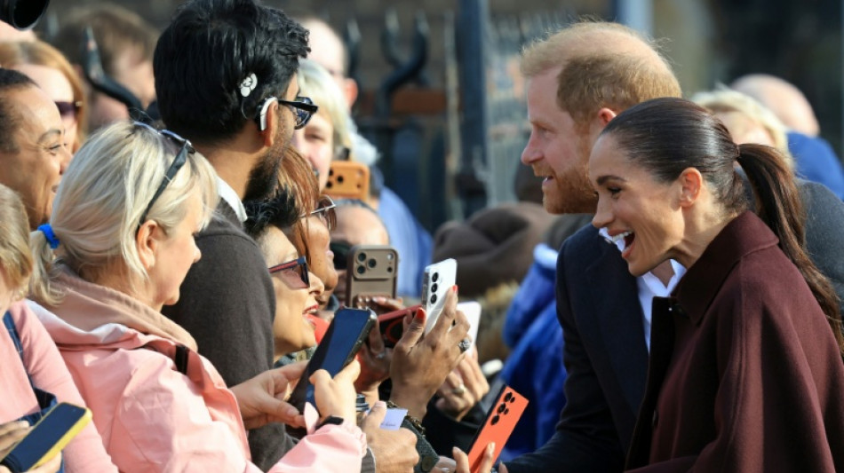  Harry e Meghan fazem primeira apari&ccedil;&atilde;o p&uacute;blica juntos desde retorno ao Reino Unido 