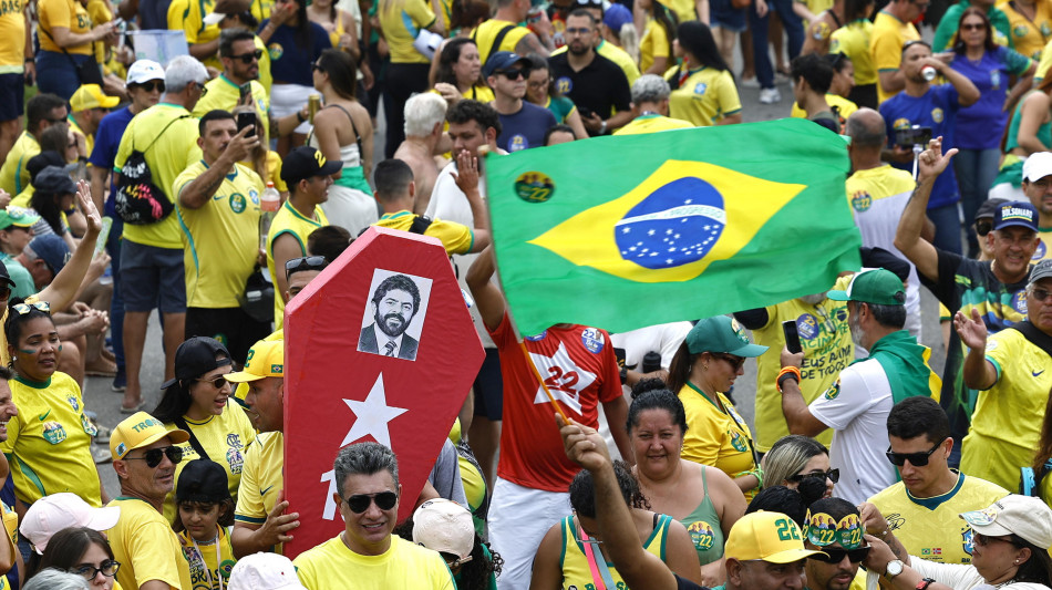  Datafolha, per l'ultimo sondaggio Bolsonaro al 51%, Lula al 49% 